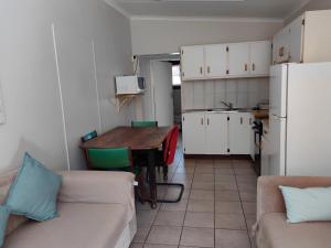 cocina con sofá y mesa en una habitación en Thandanani Serene place en Pietermaritzburg