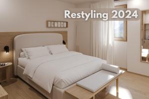1 dormitorio con 1 cama blanca en una habitación en Hotel Al Maso, en Riva del Garda