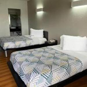 una habitación de hotel con 2 camas en una habitación en Motel 6-Van Horn, TX, en Van Horn