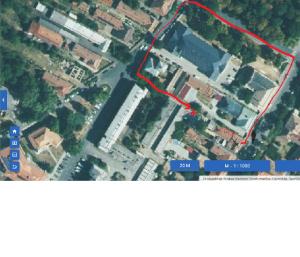 un mapa de un alojamiento con línea roja en Bazsalikom Vendégház, en Sárospatak