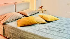 un letto con tre cuscini sopra di The Dream a Massa Lubrense