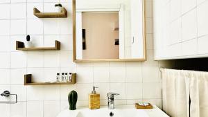 bagno con lavandino e specchio di The Dream a Massa Lubrense