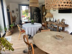 uma sala de jantar com uma mesa e uma mesa e cadeiras em Entre Honfleur et Etretat em Octeville-sur-Mer