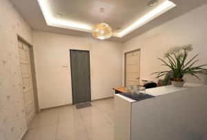 Ayer Itam的住宿－Cozy Suite for 2 - 6 pax near Kek Lok Si & Penang Hill, Dual key system，一个空房间,有桌子和盆栽植物