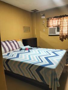 una camera da letto con un letto con un orsacchiotto sopra di Don Pedro bed and breakfast a Tacloban