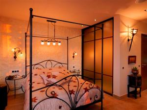 尤爾馬拉的住宿－Boutique Hotel Light House Jurmala，一间卧室配有一张带金属框架的大床