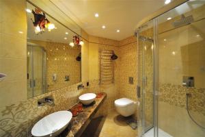 uma casa de banho com 2 lavatórios e um chuveiro em Boutique Hotel Light House Jurmala em Jūrmala