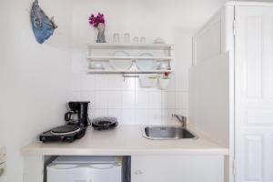 Eldhús eða eldhúskrókur á Fos Apartments Mykonos