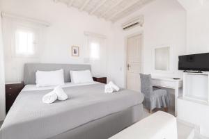 Rúm í herbergi á Fos Apartments Mykonos
