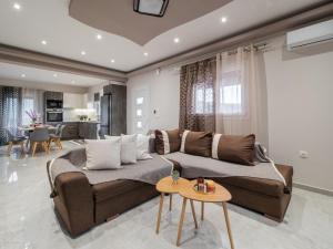 sala de estar con sofá y mesa en THE VIEW HOUSE en Pelekas