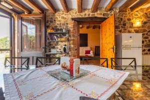 uma cozinha e sala de jantar com uma mesa e um frigorífico em La Pahissa de Can Abras Casa Rural em Girona