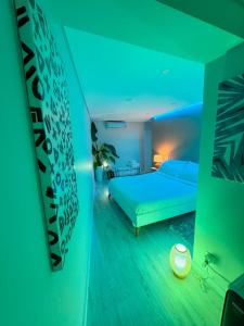 ein Schlafzimmer mit einem Bett in einem Zimmer mit blauen Lichtern in der Unterkunft Airport Lisbon Guest House in Lissabon