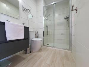 ein Badezimmer mit Glasdusche und Toilette in der Unterkunft AL048 Pinada Beach IV La Mata in La Mata + 37 Fotos