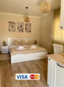 ein Schlafzimmer in einer Villa mit einem Bett in der Unterkunft Airport Alexandra Apartments in Surčin