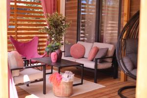 Iris Holiday Homes的休息区