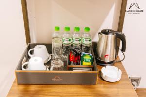 Příslušenství pro přípravu čaje a kávy v ubytování Quảng Ninh Gate Hotel & Resort