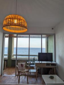 un ufficio con scrivania e vista sull'oceano di Solenzara charmant appartement vue mer panoramique a Sari Solenzara