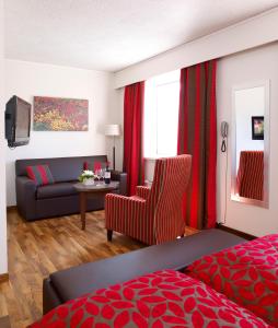 ein Hotelzimmer mit einem Bett und einem Sofa in der Unterkunft Park Hotel Vossevangen in Vossevangen