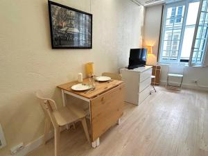 Televízia a/alebo spoločenská miestnosť v ubytovaní Loft Saint André