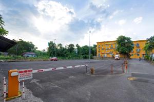een parkeerplaats met een parkeerplaats bij Kings Hotel Melaka in Melaka