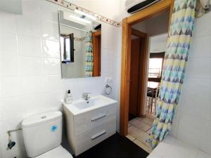 une salle de bain avec toilettes, lavabo et miroir dans l'établissement Apartamentos Copi Villa de Suances, à Suances 190 autres photos