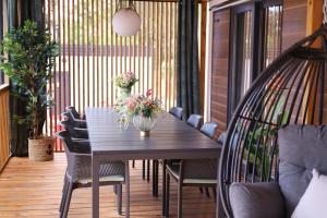 Iris Holiday Homes的休息区