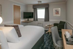 タムワースにあるBest Western Appleby Park Hotelのベッドとテレビ付きのホテルルーム