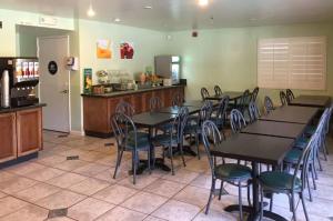 un restaurant avec des tables, des chaises et un comptoir dans l'établissement Comfort Inn Encinitas Near Legoland, à Encinitas