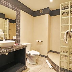 Koupelna v ubytování Golfe Hôtel & Spa Porto-Vecchio