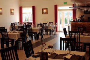 a dining room with tables and chairs in a restaurant at Hotel Marusza in Grudziądz