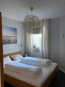キュールングスボルンにあるYachthafenresidenz-Wohnung-8107-846のベッドルーム(大型ベッド1台、窓付)