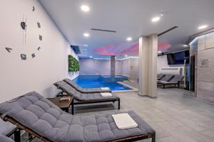 uma sala de estar com um sofá e uma piscina em Villa Nani em Podstrana