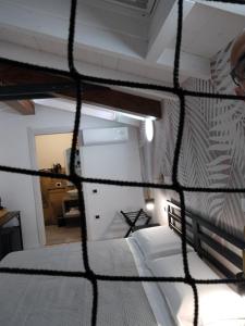 - une chambre avec un lit doté d'une moustiquaire dans l'établissement Antico Centro Quartu B&B, à Quartu SantʼElena