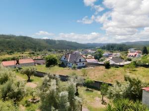 vista su un villaggio con case e alberi di 2 bedrooms apartement with enclosed garden and wifi at Urqueira a Urqueira