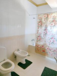 a bathroom with a toilet and a sink at 2 bedrooms apartement with enclosed garden and wifi at Urqueira in Urqueira