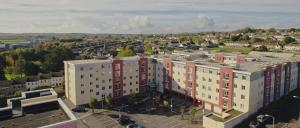 una vista aérea de una ciudad con edificios en Waterford City Campus - Self Catering en Waterford