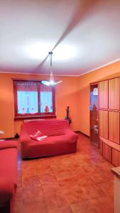 - une chambre avec un lit rouge et une fenêtre dans l'établissement One bedroom apartement with balcony at Villastellone, à Villastellone
