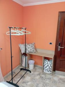 una stanza con pareti arancioni, mensola e tavolo di A Casa do San Paio de Buscás a Ordes