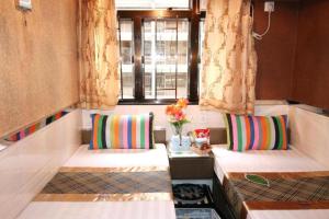 Khu vực ghế ngồi tại Payless A2 Guest House +29 ảnh