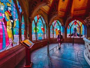 uma mulher a andar numa igreja com vitrais em Payless A2 Guest House em Hong Kong