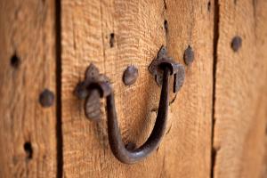 een houten deur met een metalen handvat erop bij Predi Son Jaumell Hotel Rural in Capdepera