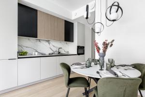 Kuchyň nebo kuchyňský kout v ubytování Lovely Noblessner Studio, Free Underground Parking!