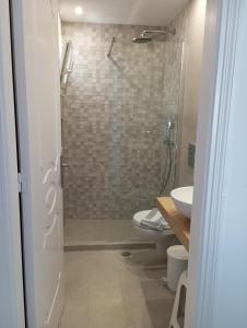 A bathroom at Captain Stavros