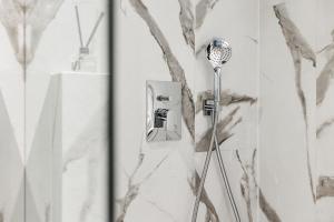 Koupelna v ubytování Lovely Noblessner Studio, Free Underground Parking!