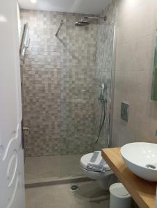 A bathroom at Captain Stavros