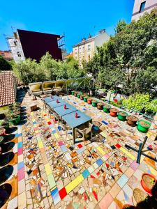 stół piknikowy z kolorowymi płytkami na ziemi w obiekcie HOSTEL ART & JOY w Puli