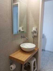 A bathroom at Captain Stavros