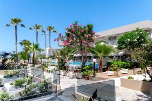 uma vista para um resort com palmeiras e uma piscina em Missiria Apartments em Rethymno Town