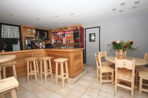 Lounge nebo bar v ubytování Hôtel l'Edelweiss