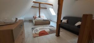 En eller flere senge i et værelse på Proche le Mans, Parigné l'Evêque,maison forestière, accueil chevaux possible 11 pers